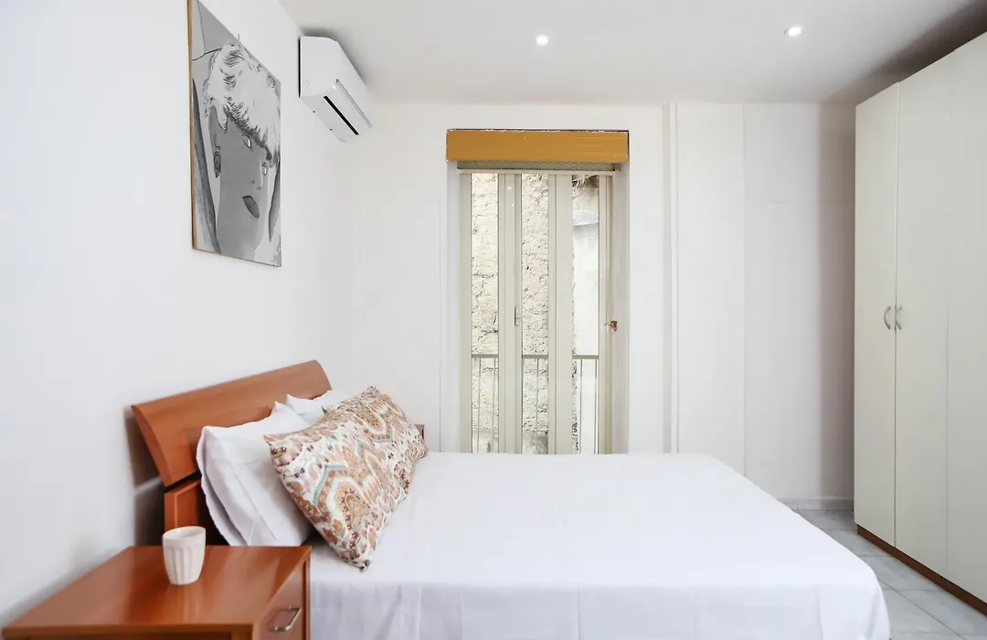 Napoli Centrale Budget Apartment-1