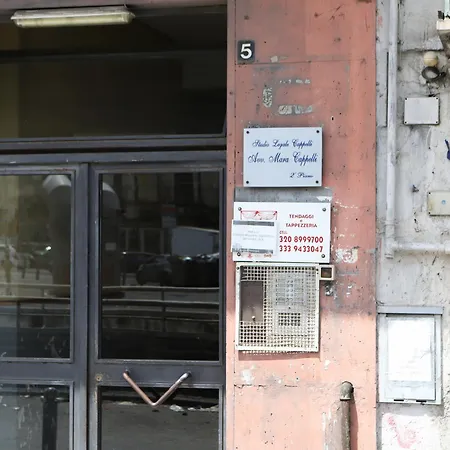 Napoli Centrale Budget Apartment-3